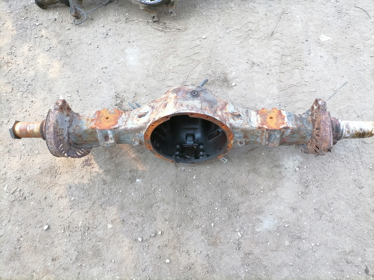 Rear axel housing 1048418 - Tengely és alkatrészek - Teherautó: 3 kép. Rear axel housing 1048418 - Tengely és alkatrészek - Teherautó: 3 kép.