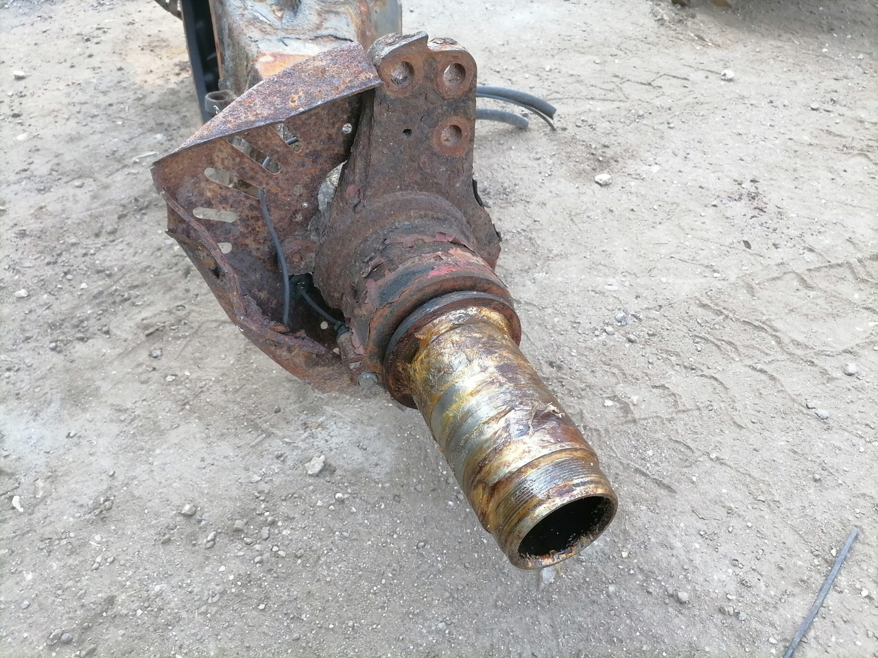 Rear axel housing 1048418 - Tengely és alkatrészek - Teherautó: 2 kép. Rear axel housing 1048418 - Tengely és alkatrészek - Teherautó: 2 kép.