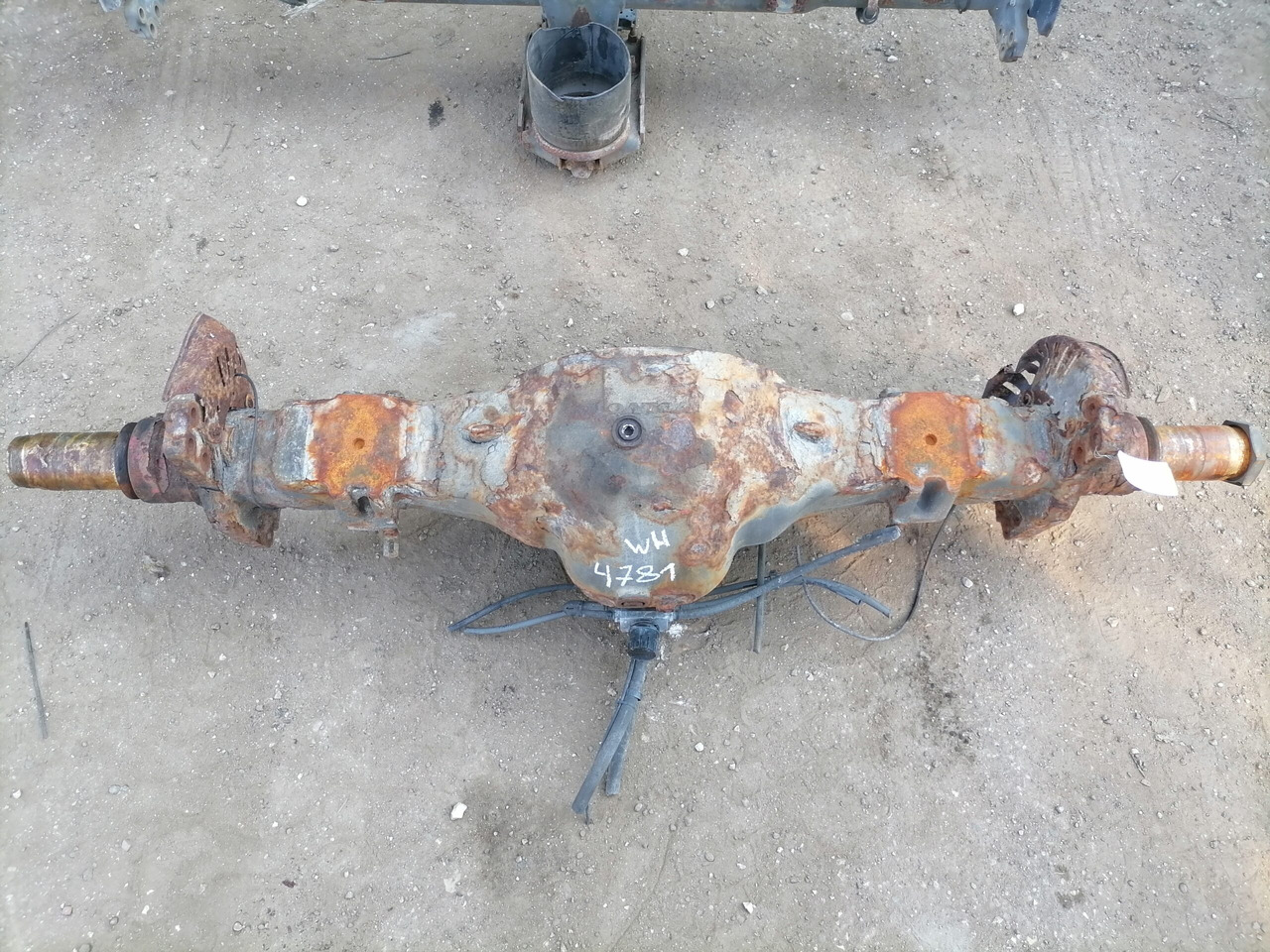 Rear axel housing 1048418 - Tengely és alkatrészek - Teherautó: 5 kép. Rear axel housing 1048418 - Tengely és alkatrészek - Teherautó: 5 kép.