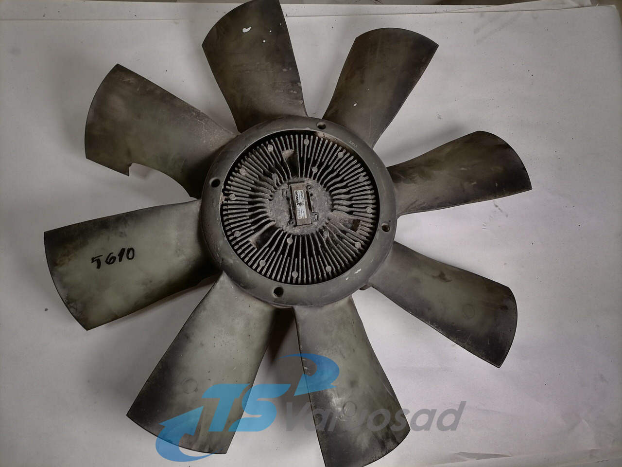 Scania Cooling fan 1392261 - Ventilátor - Teherautó: 1 kép. Scania Cooling fan 1392261 - Ventilátor - Teherautó: 1 kép.