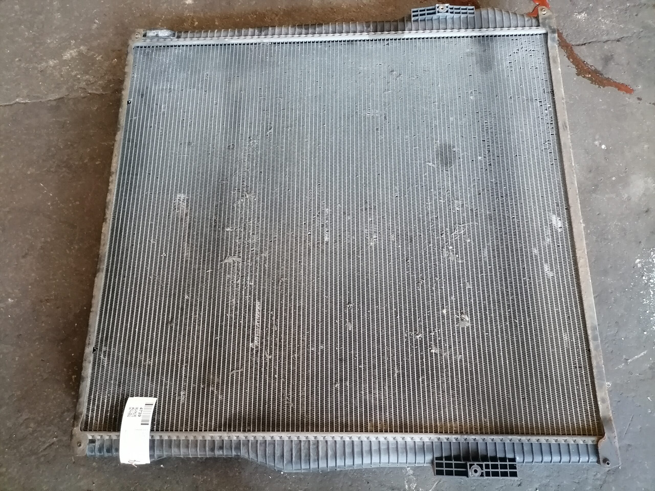 Scania Cooling radiator 1781365 - Radiátor - Teherautó: 4 kép. Scania Cooling radiator 1781365 - Radiátor - Teherautó: 4 kép.