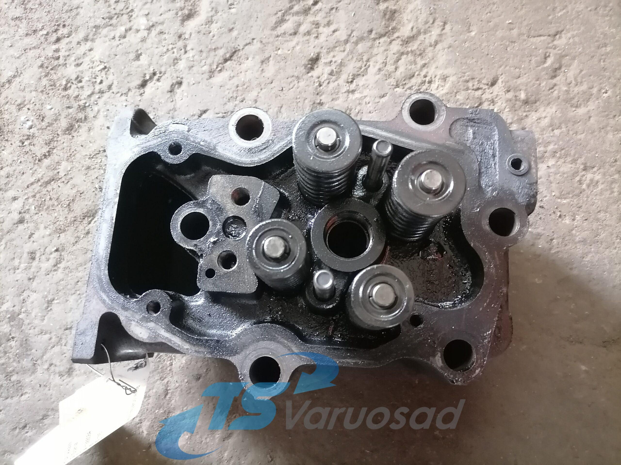 Scania Cylinder head 1388084 - Motor fej - Teherautó: 3 kép. Scania Cylinder head 1388084 - Motor fej - Teherautó: 3 kép.