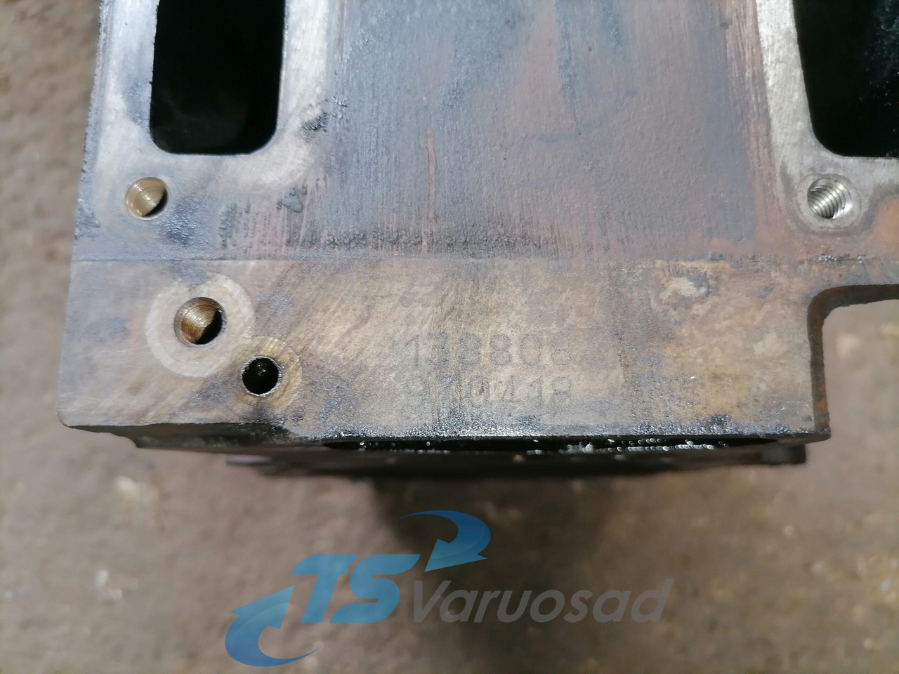Scania Cylinder head 1388084 - Motor fej - Teherautó: 4 kép. Scania Cylinder head 1388084 - Motor fej - Teherautó: 4 kép.