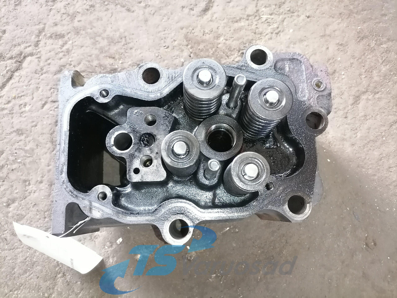 Scania Cylinder head 1388084 - Motor fej - Teherautó: 3 kép. Scania Cylinder head 1388084 - Motor fej - Teherautó: 3 kép.