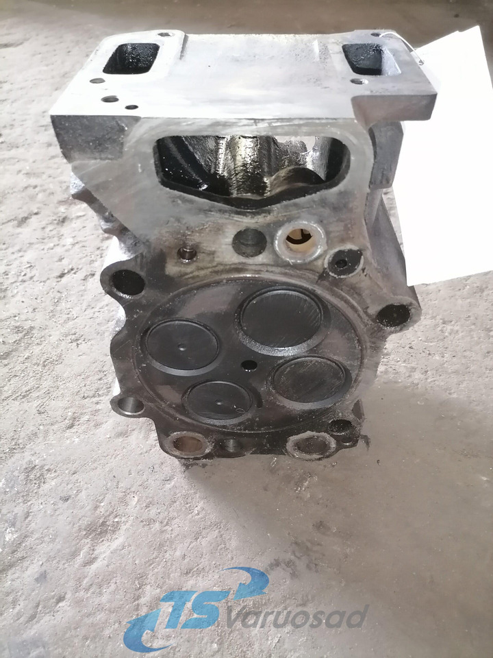 Scania Cylinder head 1388084 - Motor fej - Teherautó: 2 kép. Scania Cylinder head 1388084 - Motor fej - Teherautó: 2 kép.