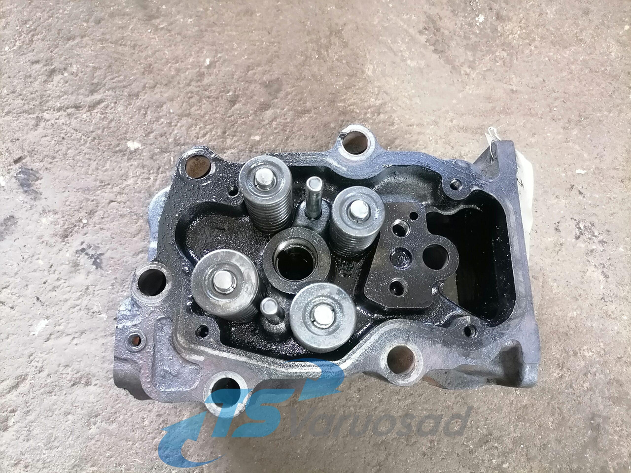 Scania Cylinder head 1388084 - Motor fej - Teherautó: 3 kép. Scania Cylinder head 1388084 - Motor fej - Teherautó: 3 kép.