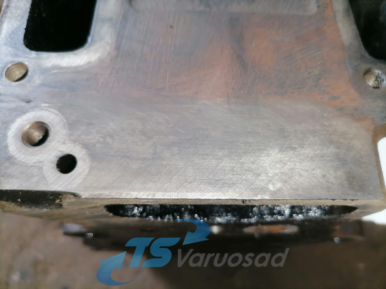Scania Cylinder head 1388084 - Motor fej - Teherautó: 4 kép. Scania Cylinder head 1388084 - Motor fej - Teherautó: 4 kép.