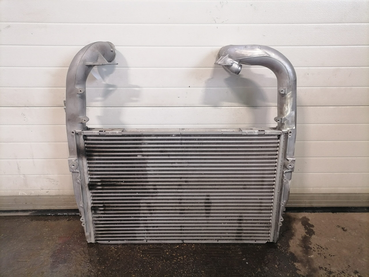 Scania Intercooler radiator 1798808 - Köztes hűtő - Teherautó: 1 kép. Scania Intercooler radiator 1798808 - Köztes hűtő - Teherautó: 1 kép.