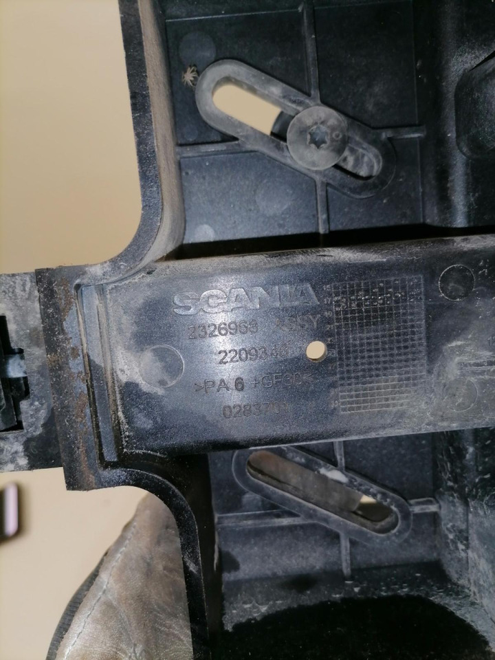 Scania Kabiini tuulesuunaja kandur 2326968 - Légterelő - Teherautó: 2 kép. Scania Kabiini tuulesuunaja kandur 2326968 - Légterelő - Teherautó: 2 kép.