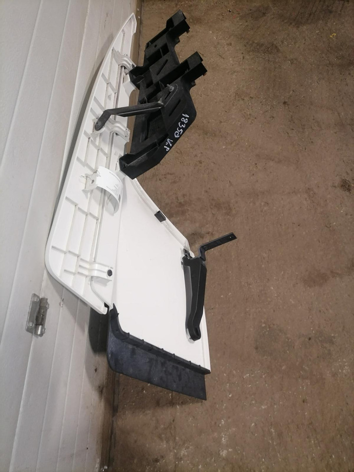 Scania Kabiini tuulesuunaja, ülemine vasak 2542892 - Légterelő - Teherautó: 2 kép. Scania Kabiini tuulesuunaja, ülemine vasak 2542892 - Légterelő - Teherautó: 2 kép.