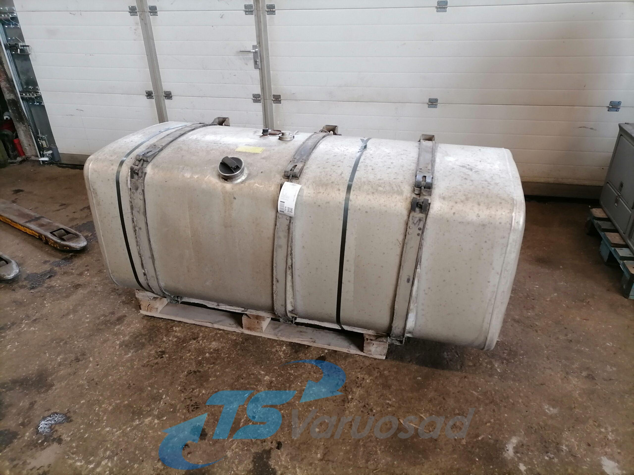 Scania Kütusepaak 700L 1517309 - Üzemanyag tartály - Teherautó: 1 kép. Scania Kütusepaak 700L 1517309 - Üzemanyag tartály - Teherautó: 1 kép.