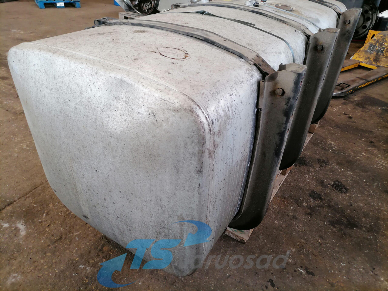 Scania Kütusepaak 700L 1517309 - Üzemanyag tartály - Teherautó: 2 kép. Scania Kütusepaak 700L 1517309 - Üzemanyag tartály - Teherautó: 2 kép.