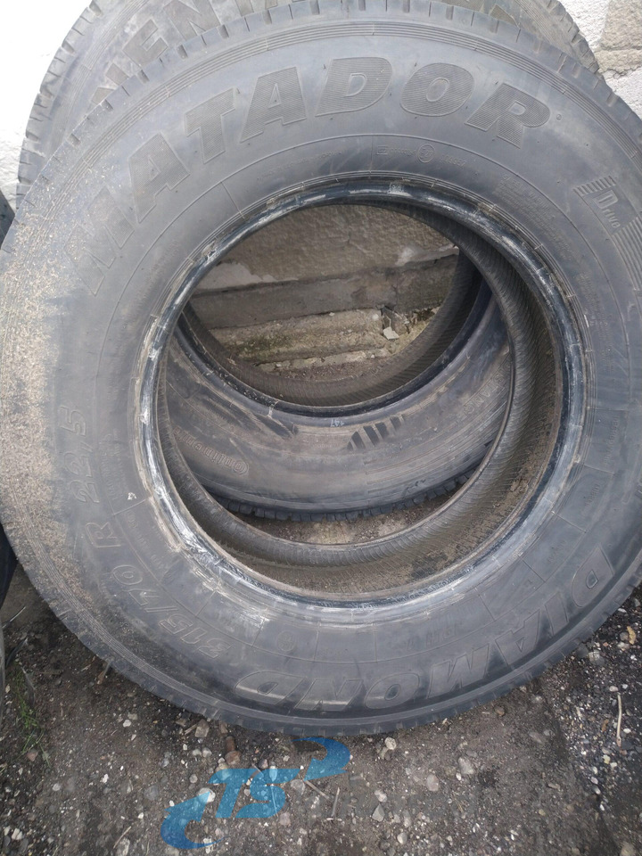 Scania Matador 315/70 R22,5 31570R225 - Gumiabroncsok és felnik - Teherautó: 2 kép. Scania Matador 315/70 R22,5 31570R225 - Gumiabroncsok és felnik - Teherautó: 2 kép.