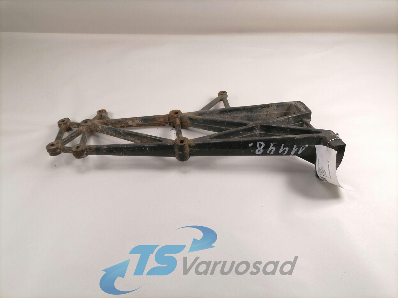 Scania Muffler carrier 1378482 - Hangtompító - Teherautó: 1 kép. Scania Muffler carrier 1378482 - Hangtompító - Teherautó: 1 kép.