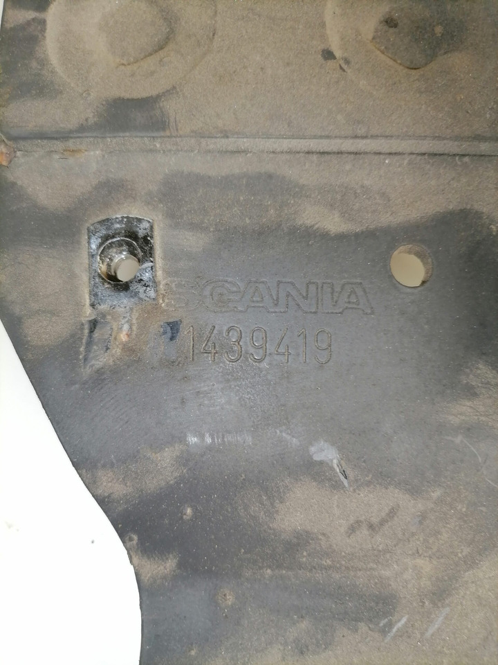 Scania Muffler carrier 1439419 - Hangtompító - Teherautó: 2 kép. Scania Muffler carrier 1439419 - Hangtompító - Teherautó: 2 kép.