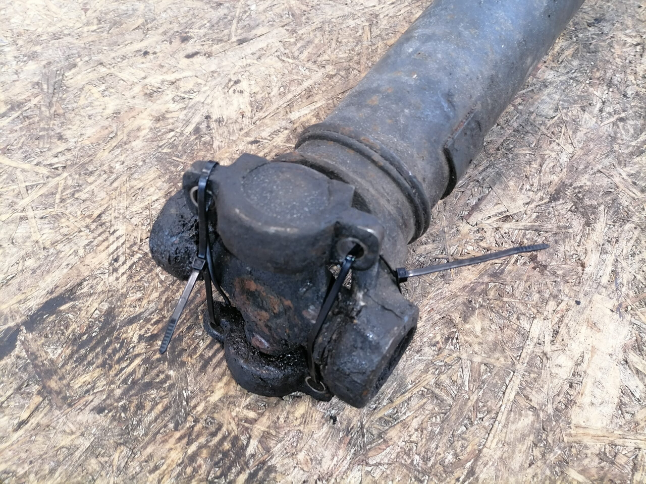 Scania Propeller shaft 1758402 - Kardántengely - Teherautó: 5 kép. Scania Propeller shaft 1758402 - Kardántengely - Teherautó: 5 kép.