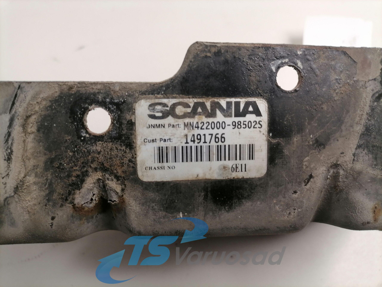 Scania Radiaatori pealne kronstein 2053879 - Univerzális alkatrész - Teherautó: 4 kép. Scania Radiaatori pealne kronstein 2053879 - Univerzális alkatrész - Teherautó: 4 kép.