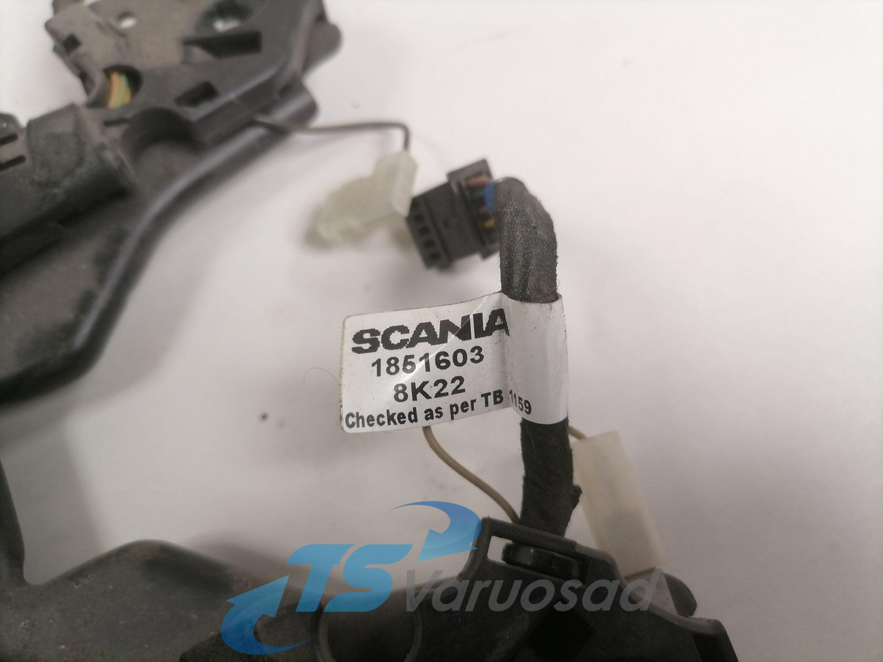 Scania Steering wheel cable 1851603 - Kormányzás - Teherautó: 2 kép. Scania Steering wheel cable 1851603 - Kormányzás - Teherautó: 2 kép.