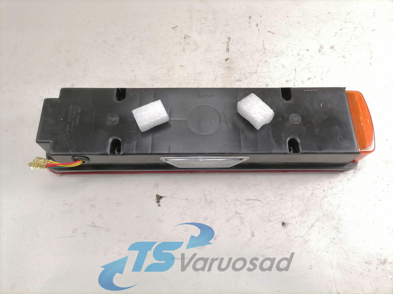 Scania Tagatuli, vasak 1504608 - Hátsó lámpa - Teherautó: 2 kép. Scania Tagatuli, vasak 1504608 - Hátsó lámpa - Teherautó: 2 kép.