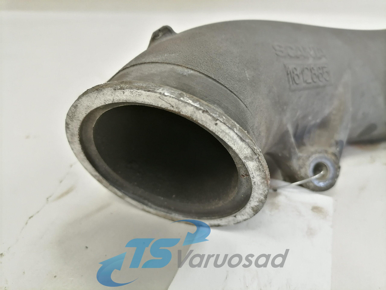 Scania intercooler pipe 1812885 - Köztes hűtő - Teherautó: 4 kép. Scania intercooler pipe 1812885 - Köztes hűtő - Teherautó: 4 kép.