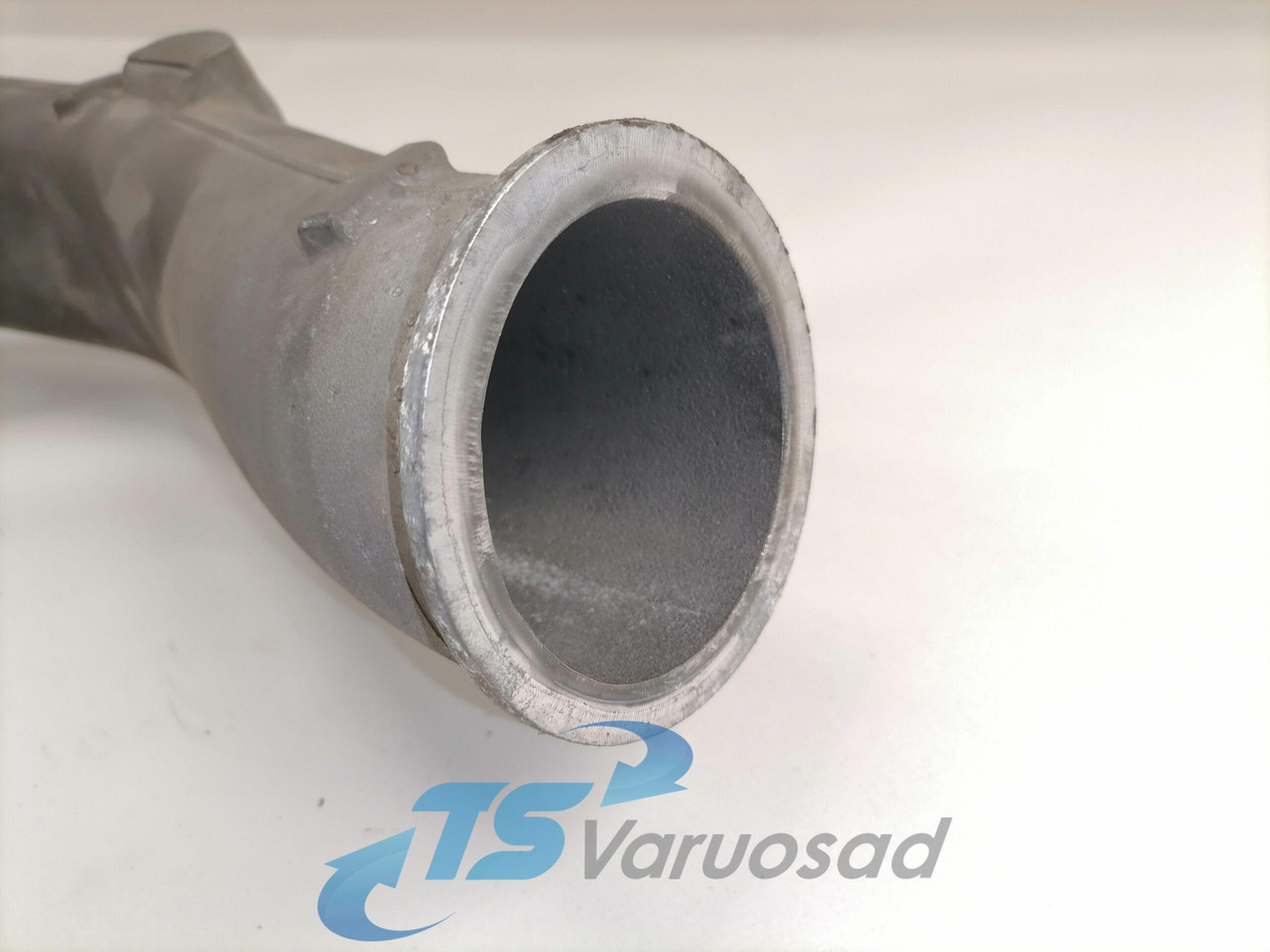 Scania intercooler pipe 1812885 - Köztes hűtő - Teherautó: 3 kép. Scania intercooler pipe 1812885 - Köztes hűtő - Teherautó: 3 kép.
