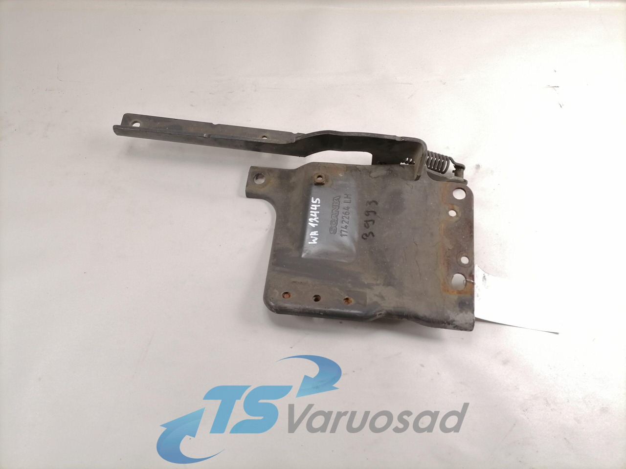 Scania lower grille carrier hinge 1742264 - Rács - Teherautó: 1 kép. Scania lower grille carrier hinge 1742264 - Rács - Teherautó: 1 kép.