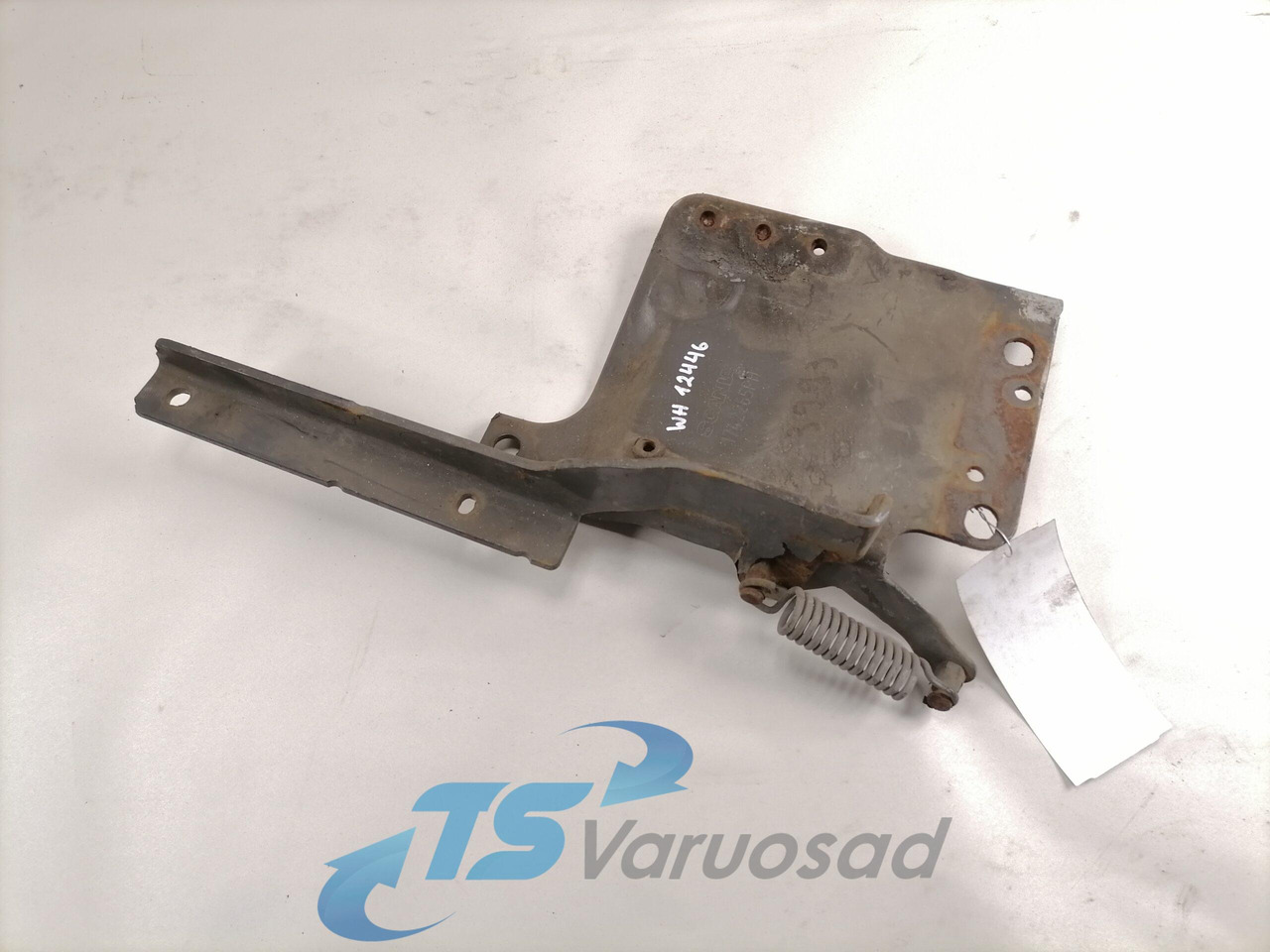 Scania lower grille carrier hinge 1742265 - Rács - Teherautó: 3 kép. Scania lower grille carrier hinge 1742265 - Rács - Teherautó: 3 kép.