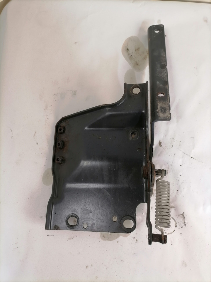 Scania lower grille carrier hinge 1742265 - Rács - Teherautó: 1 kép. Scania lower grille carrier hinge 1742265 - Rács - Teherautó: 1 kép.