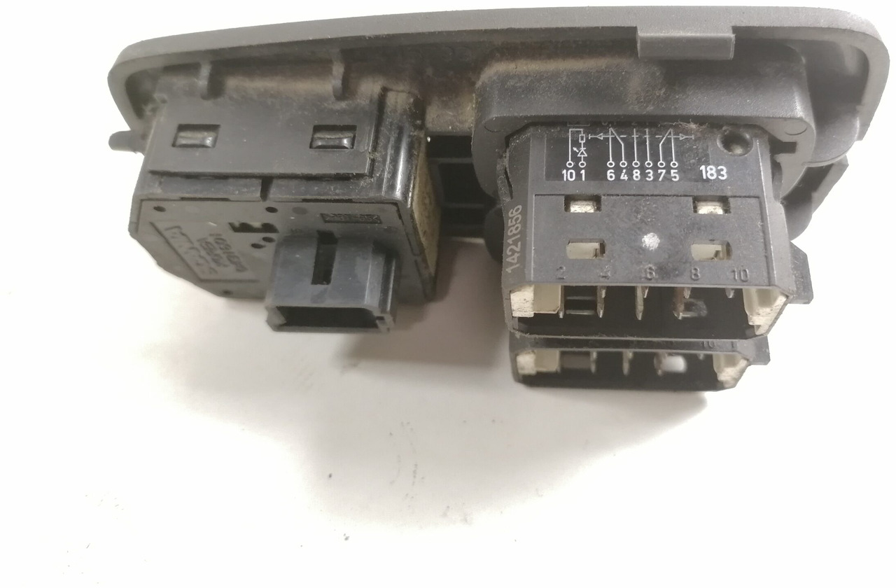 Scania switch 1863514 - Fülke - Teherautó: 5 kép. Scania switch 1863514 - Fülke - Teherautó: 5 kép.