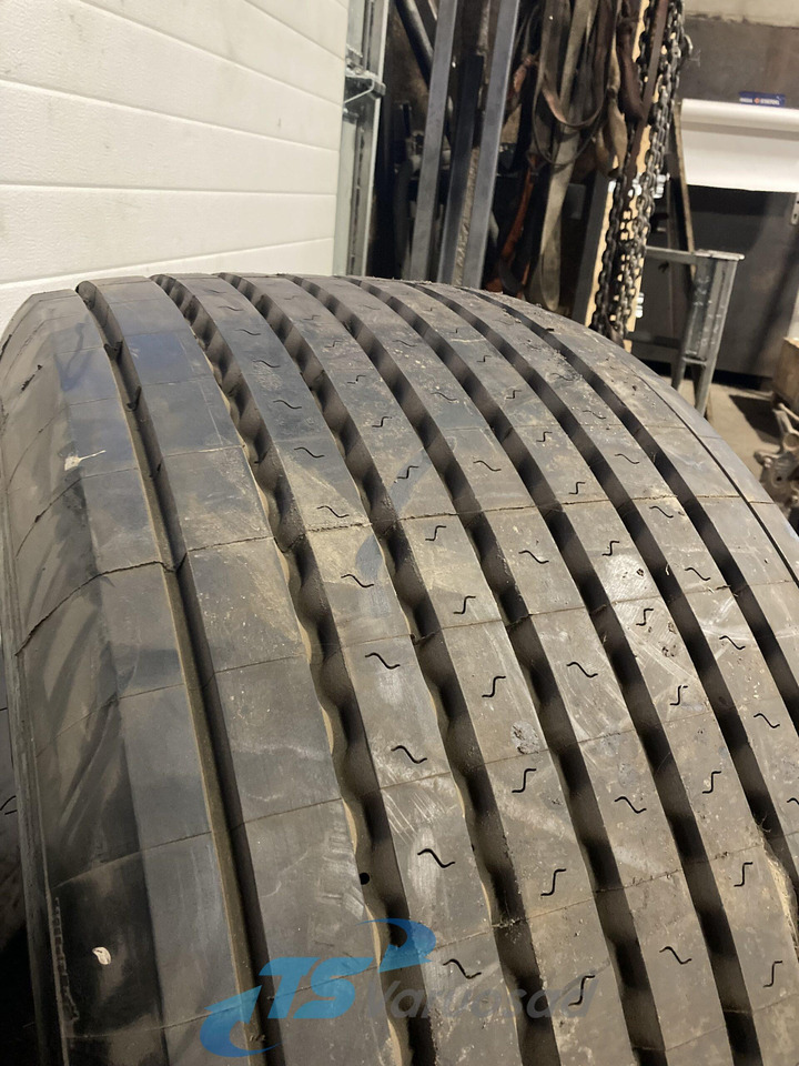 Universaalne Michelin 425/55R19,5 42555R195 - Gumiabroncsok és felnik - Teherautó: 3 kép. Universaalne Michelin 425/55R19,5 42555R195 - Gumiabroncsok és felnik - Teherautó: 3 kép.
