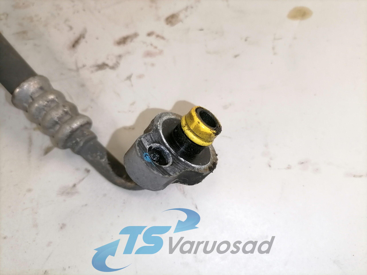 Volvo A/C pipe 84180959 - Fűtés/ Szellőzés gep - Teherautó: 2 kép. Volvo A/C pipe 84180959 - Fűtés/ Szellőzés gep - Teherautó: 2 kép.