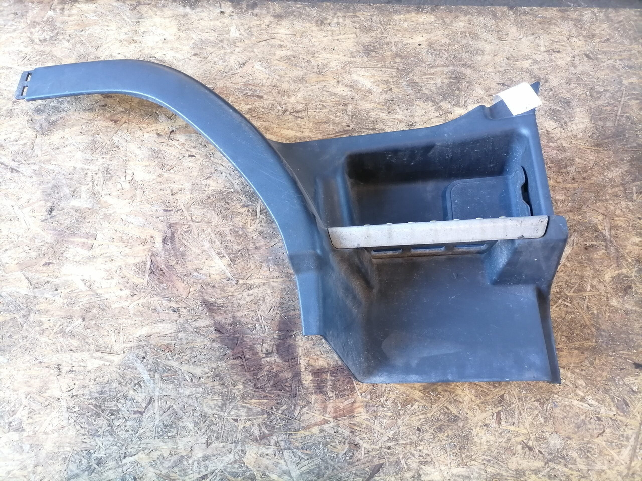 Volvo Astmelaua plastik 3175161 - Lépcső - Teherautó: 2 kép. Volvo Astmelaua plastik 3175161 - Lépcső - Teherautó: 2 kép.