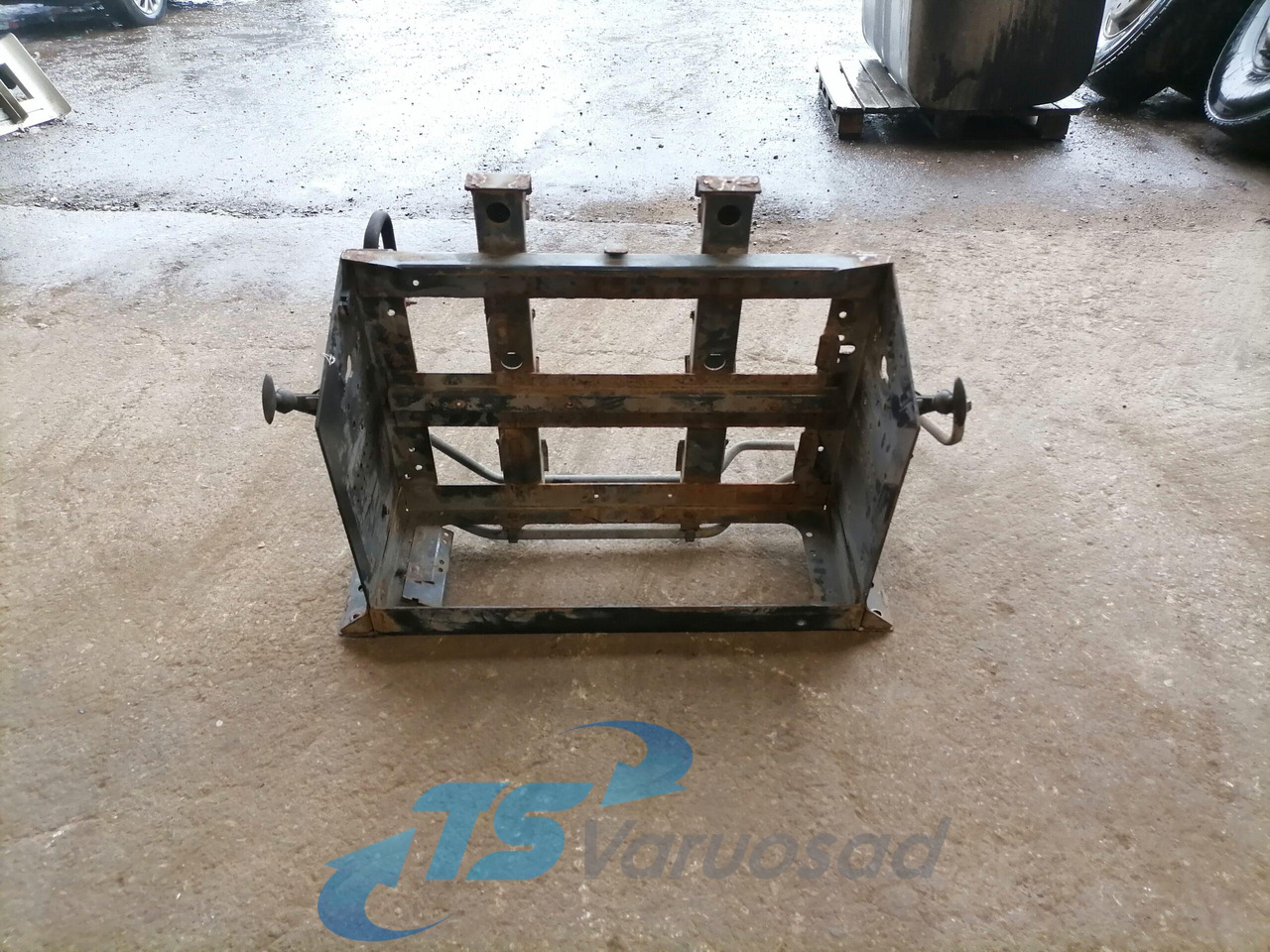 Volvo Battery box 82242391 - Akkumulátor - Teherautó: 1 kép. Volvo Battery box 82242391 - Akkumulátor - Teherautó: 1 kép.