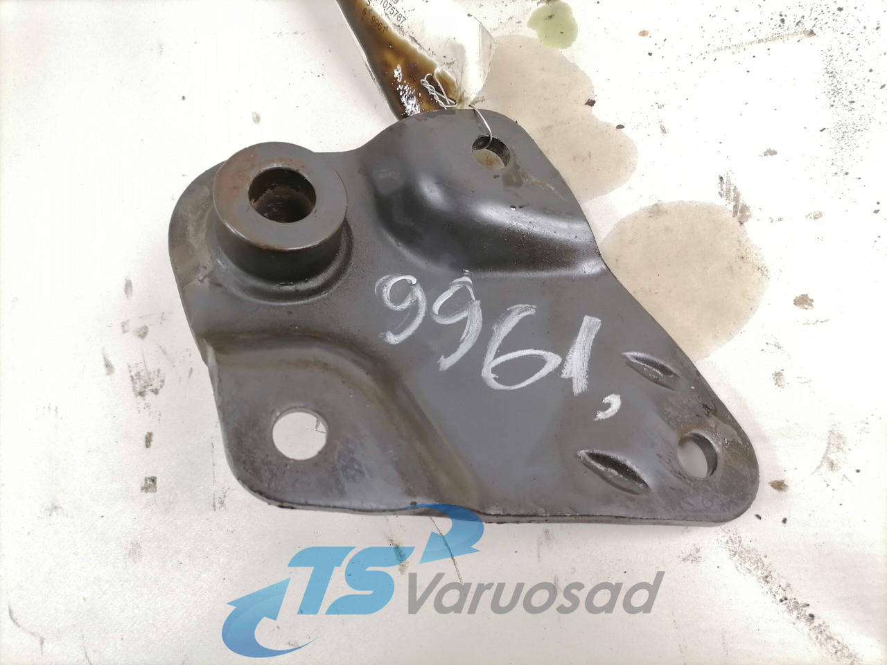 Volvo Bracket 1075787 - Keret/ Alváz - Teherautó: 2 kép. Volvo Bracket 1075787 - Keret/ Alváz - Teherautó: 2 kép.