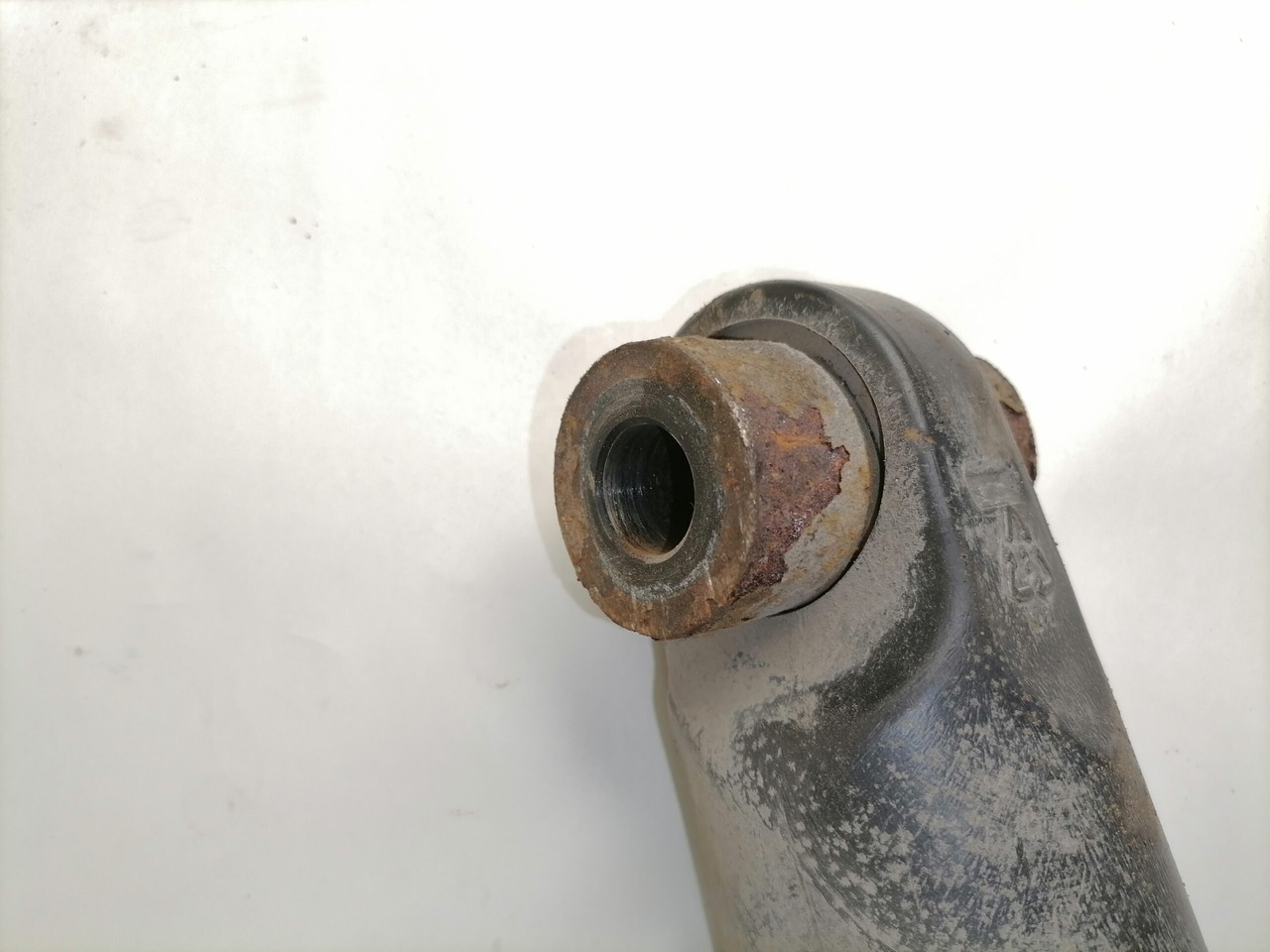 Volvo Cab tilting cylinder 20922303 - Fülke felfüggesztés - Teherautó: 4 kép. Volvo Cab tilting cylinder 20922303 - Fülke felfüggesztés - Teherautó: 4 kép.