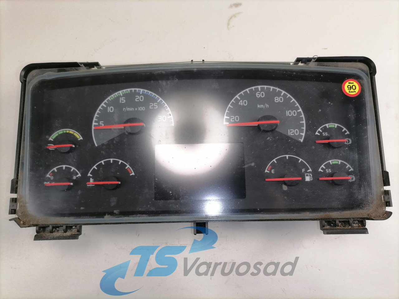 Volvo Dashboard 21375853 - Műszerfal - Teherautó: 2 kép. Volvo Dashboard 21375853 - Műszerfal - Teherautó: 2 kép.