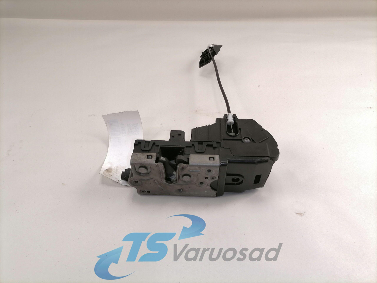 Volvo Door lock 84012032 - Ajtó és alkatrészek - Teherautó: 1 kép. Volvo Door lock 84012032 - Ajtó és alkatrészek - Teherautó: 1 kép.