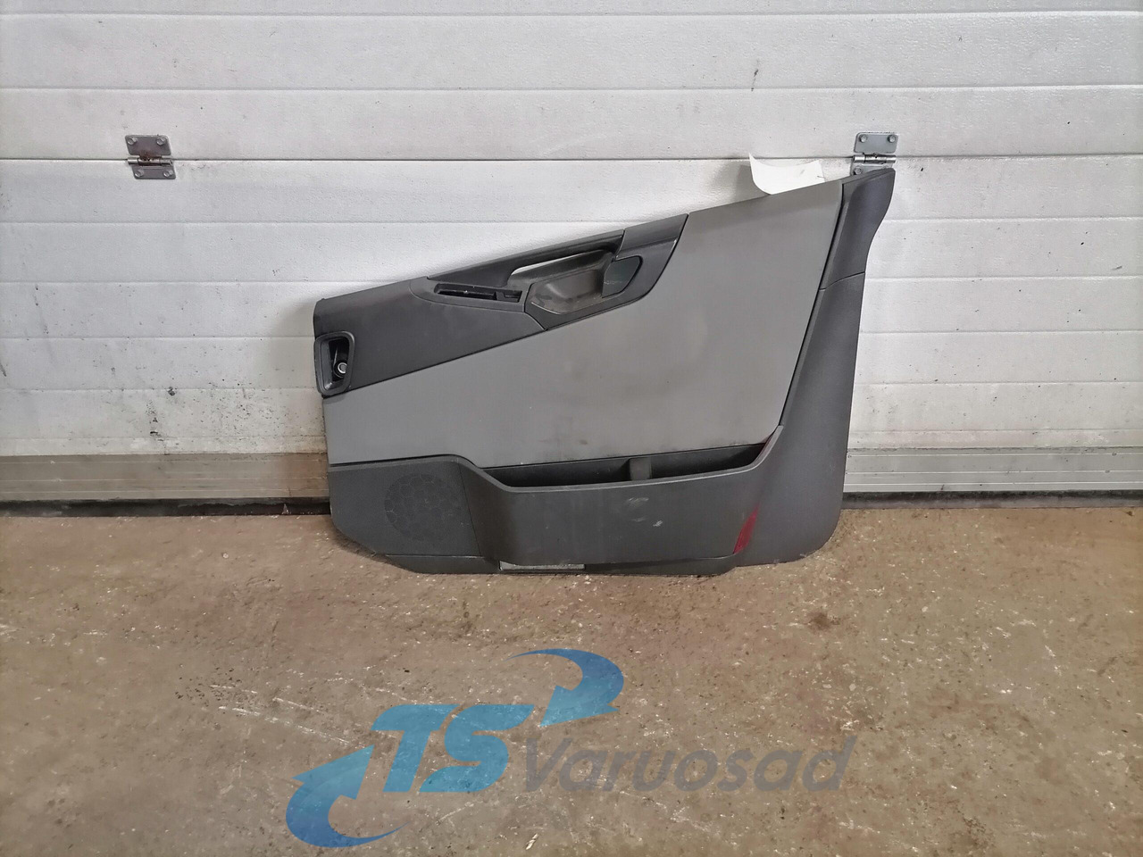 Volvo Door trim panel 21934402 - Ajtó és alkatrészek - Teherautó: 1 kép. Volvo Door trim panel 21934402 - Ajtó és alkatrészek - Teherautó: 1 kép.