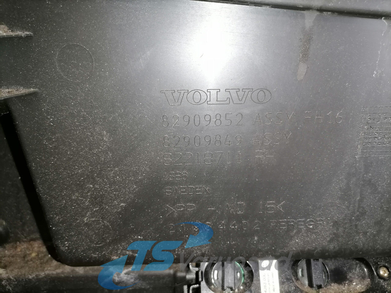 Volvo Door trim panel 21934402 - Ajtó és alkatrészek - Teherautó: 2 kép. Volvo Door trim panel 21934402 - Ajtó és alkatrészek - Teherautó: 2 kép.