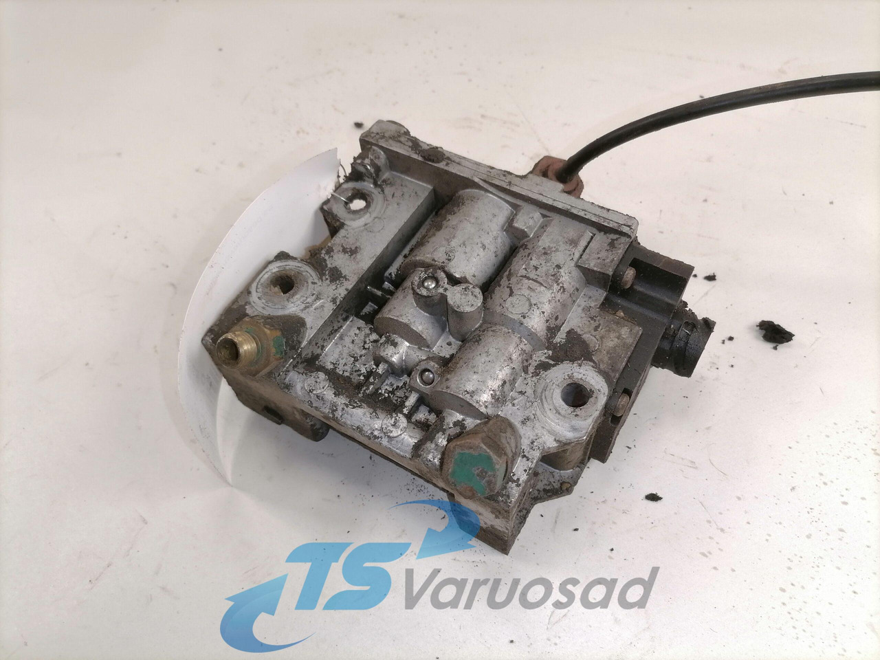 Volvo Engine control switch 2041199 - Kipufogórendszer - Teherautó: 3 kép. Volvo Engine control switch 2041199 - Kipufogórendszer - Teherautó: 3 kép.