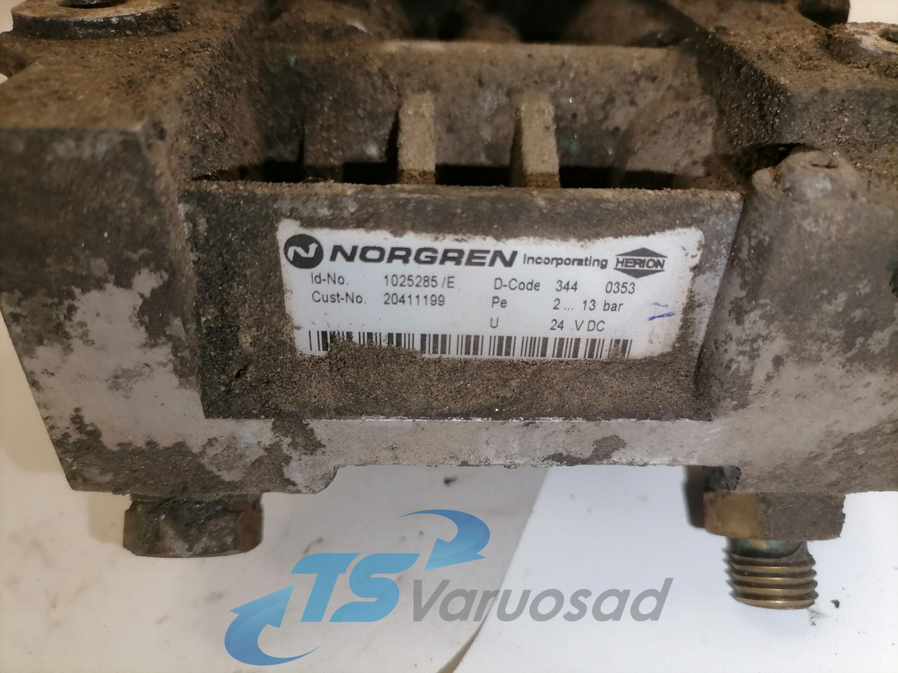 Volvo Engine control switch 2041199 - Kipufogórendszer - Teherautó: 2 kép. Volvo Engine control switch 2041199 - Kipufogórendszer - Teherautó: 2 kép.