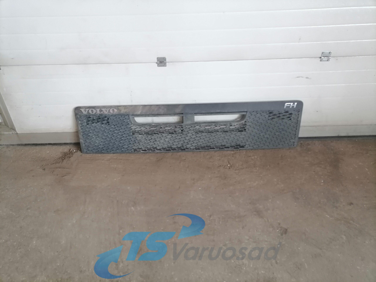 Volvo Grille panel 82150186 - Rács - Teherautó: 1 kép. Volvo Grille panel 82150186 - Rács - Teherautó: 1 kép.