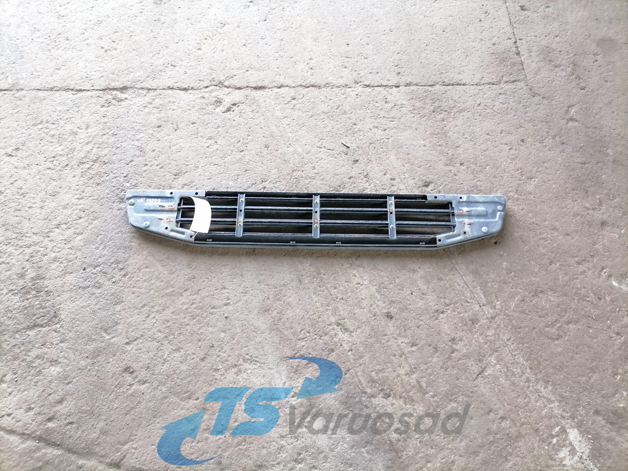 Volvo Grille panel 82208510 - Rács - Teherautó: 2 kép. Volvo Grille panel 82208510 - Rács - Teherautó: 2 kép.
