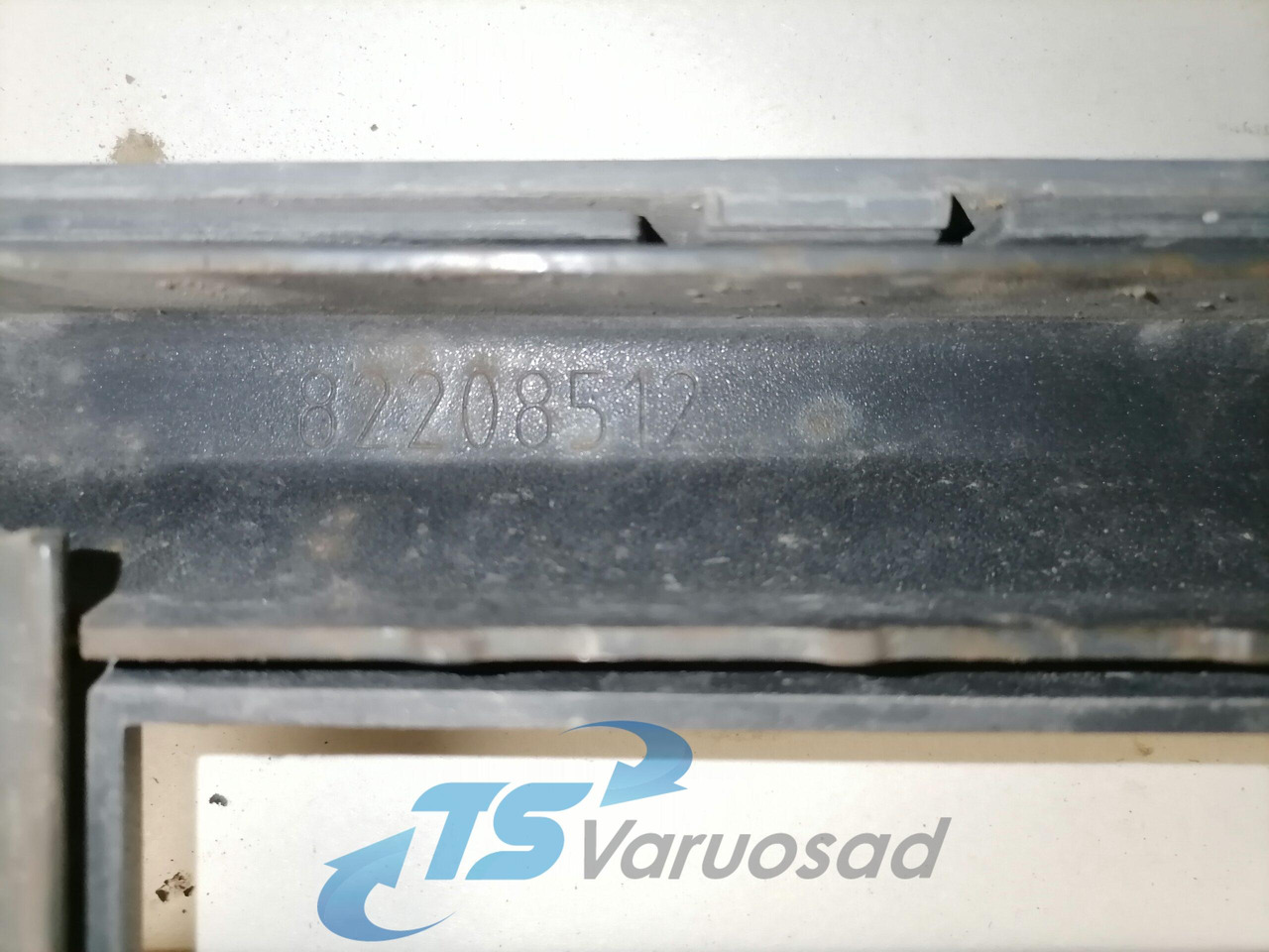 Volvo Grille panel 82208512 - Rács - Teherautó: 3 kép. Volvo Grille panel 82208512 - Rács - Teherautó: 3 kép.