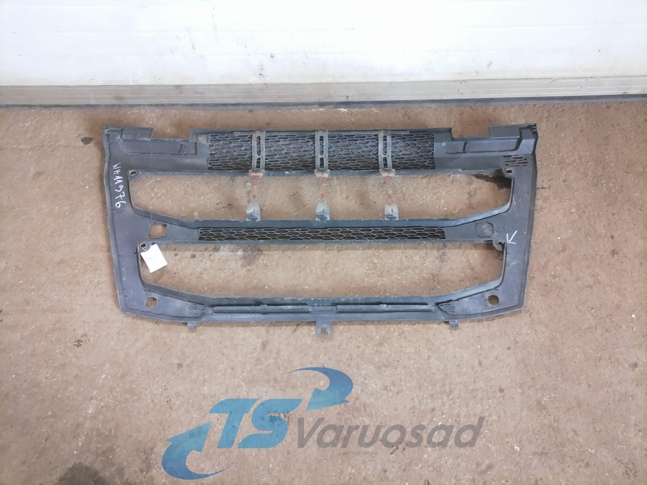 Volvo Grille panel 82491908 - Rács - Teherautó: 2 kép. Volvo Grille panel 82491908 - Rács - Teherautó: 2 kép.