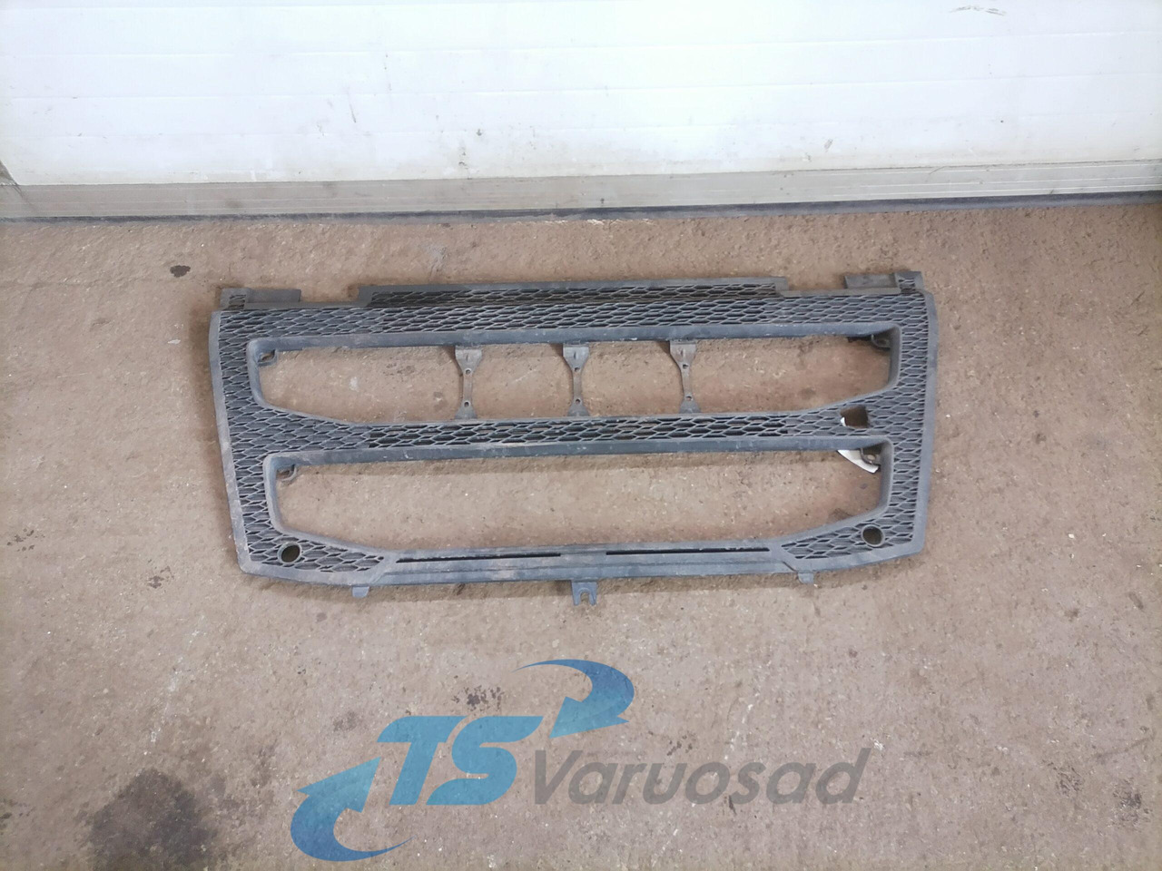 Volvo Grille panel 82491908 - Rács - Teherautó: 1 kép. Volvo Grille panel 82491908 - Rács - Teherautó: 1 kép.
