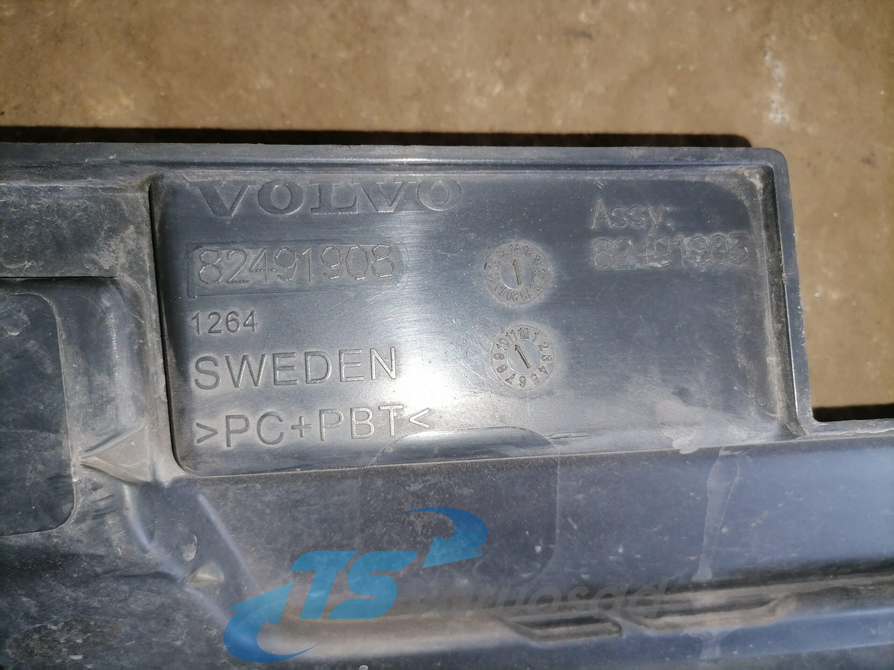 Volvo Grille panel 82491908 - Rács - Teherautó: 4 kép. Volvo Grille panel 82491908 - Rács - Teherautó: 4 kép.