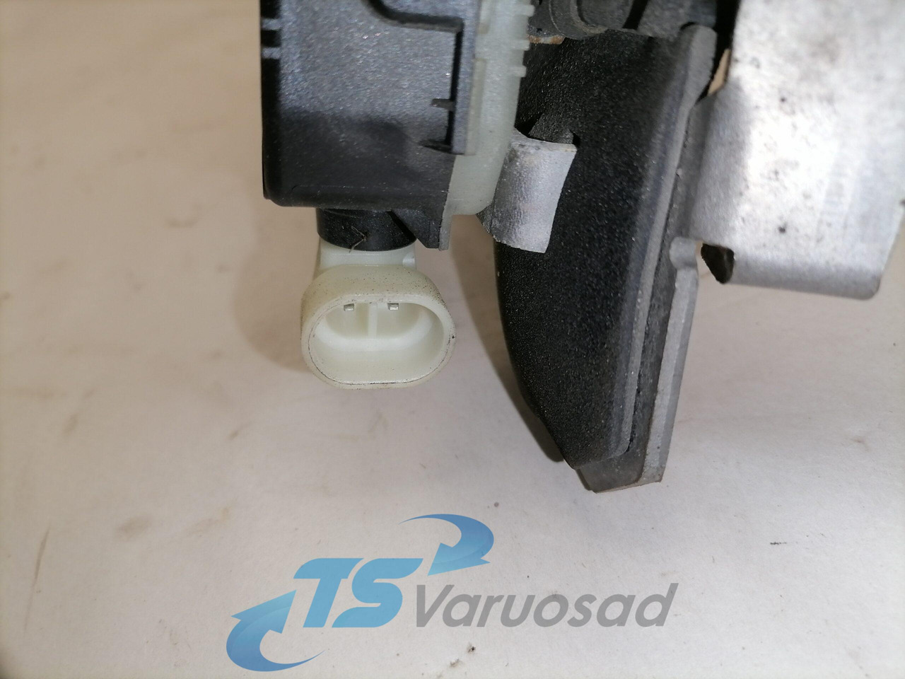 Volvo Iluvõre lukk 82208559 - Rács - Teherautó: 4 kép. Volvo Iluvõre lukk 82208559 - Rács - Teherautó: 4 kép.