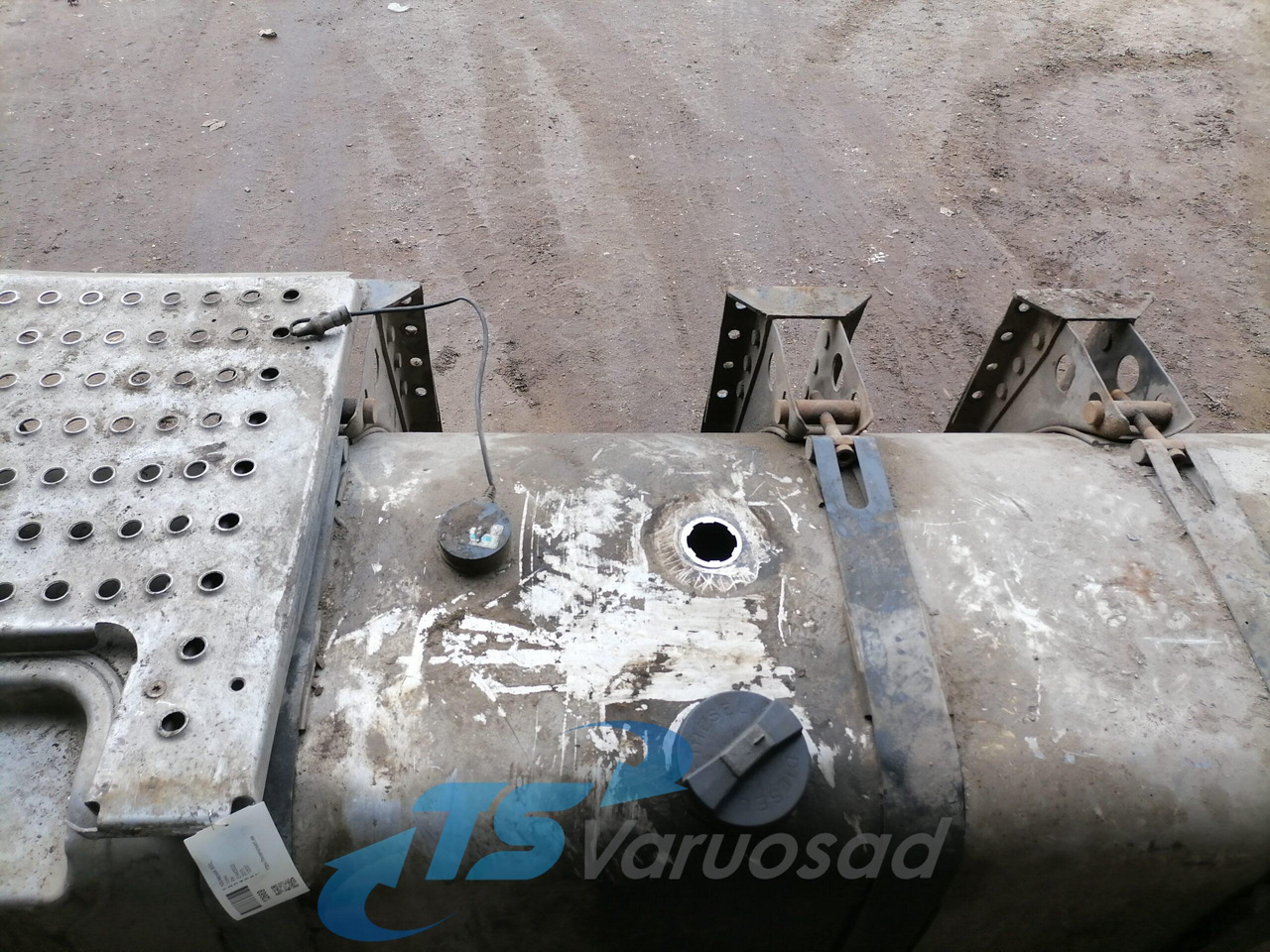 Volvo Kütusepaak 900L 21442022 - Üzemanyag tartály - Teherautó: 5 kép. Volvo Kütusepaak 900L 21442022 - Üzemanyag tartály - Teherautó: 5 kép.