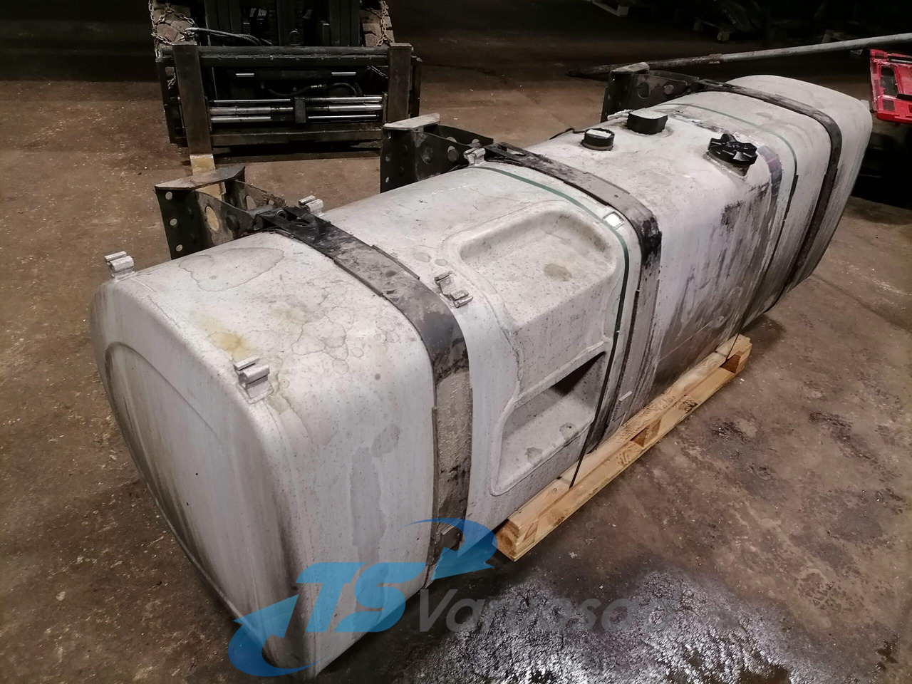 Volvo Kütusepaak 900L 21442022 - Üzemanyag tartály - Teherautó: 3 kép. Volvo Kütusepaak 900L 21442022 - Üzemanyag tartály - Teherautó: 3 kép.